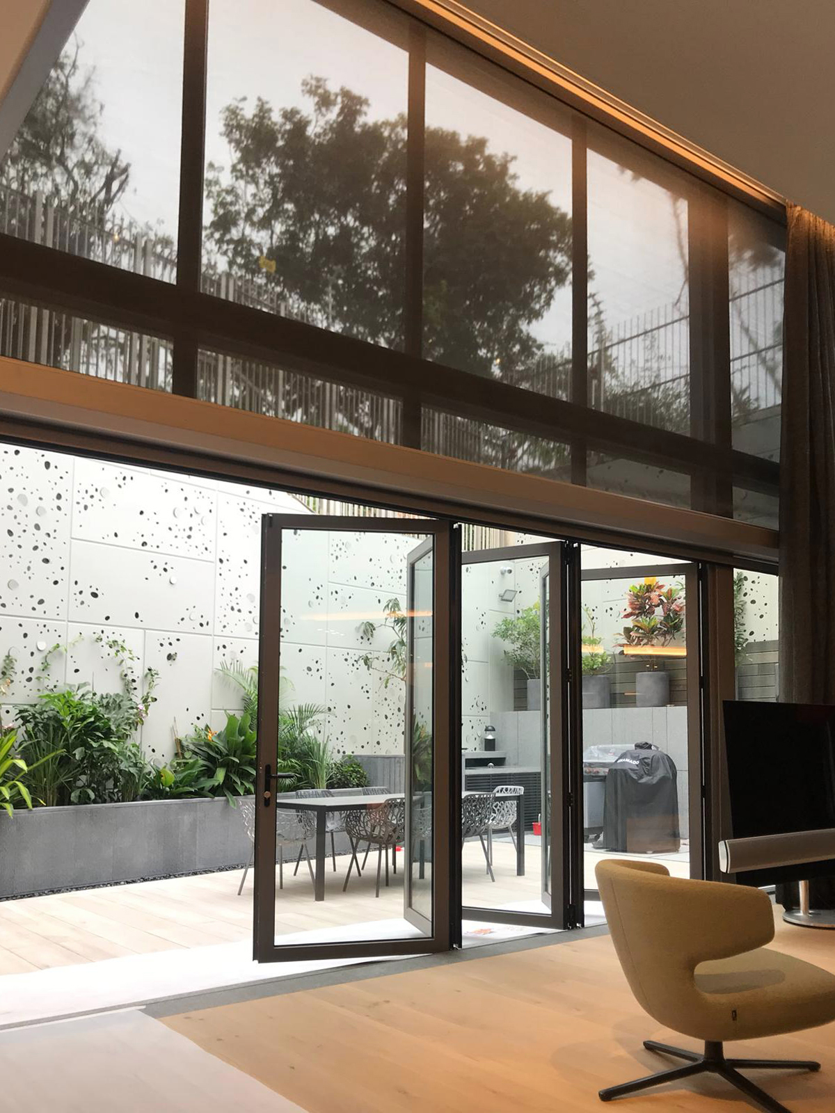 JS - Aluminium Windows in Hong Kong 香港優質鋁窗公司 – Aliplast -folding door 折疊式或滑動式玻璃門窗